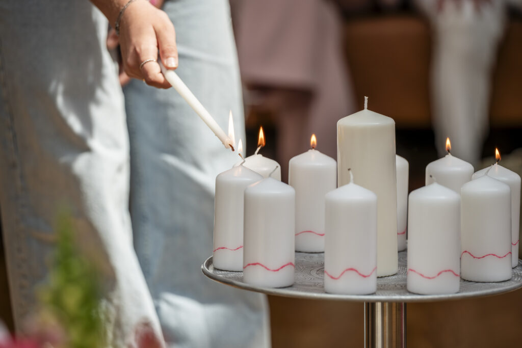 Kaarsen worden aangestoken bij een persoonlijk afscheid