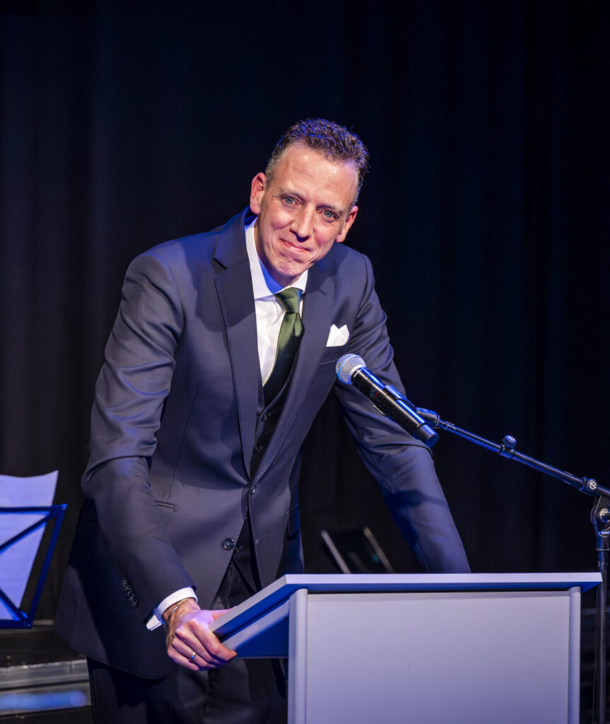 Redolf Huiting als drager tijdens een begrafenis, een beeld uit zijn jarenlange ervaring in de uitvaartzorg.