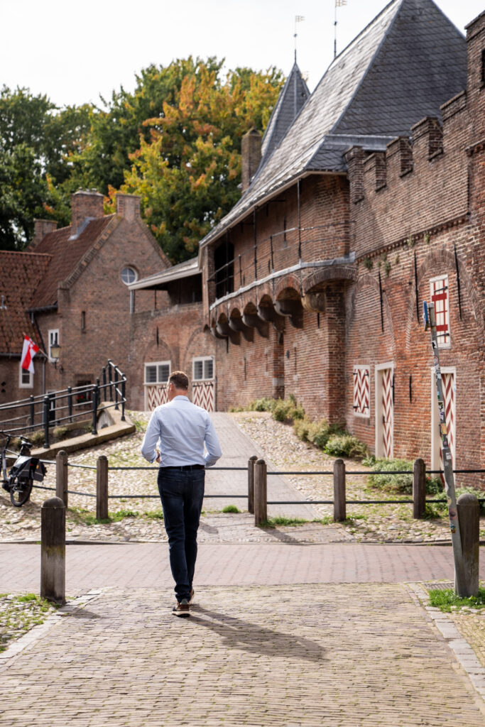Redolf Huiting bij de Koppelpoort in Amersfoort, uitvaartverzorger bij Huiting Uitvaartverzorging